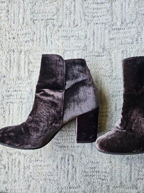 Lucky Brand chocolate brown velvet women's ankle fall block heel boots sz 7.5